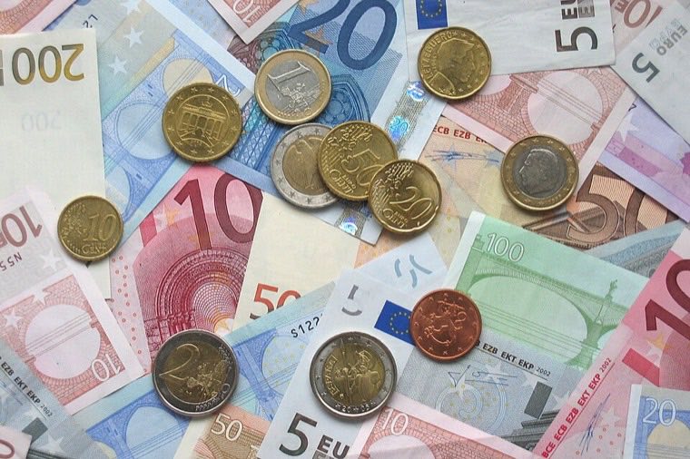 Euro-Münzen auf Euro-Banknoten